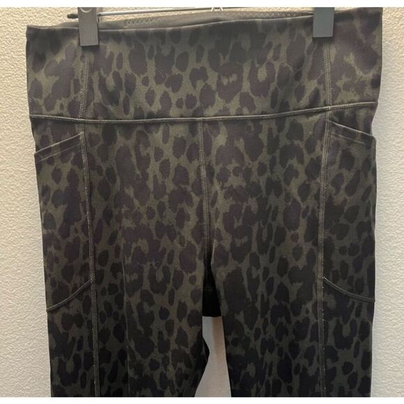 Victoria's Secret Pants - NWOT Women’s Victoria's Secret Leopard Print Leggings with side pockets and hidd